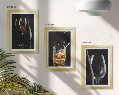 Juego de 3 cuadros decorativos Copas de vino y whisky sobre un fondo negro.