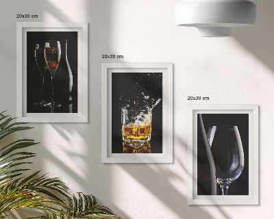 Juego de 3 cuadros decorativos Copas de vino y whisky sobre un fondo negro.