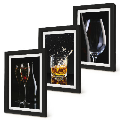 Juego de 3 cuadros decorativos Copas de vino y whisky sobre un fondo negro.