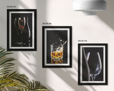 Juego de 3 cuadros decorativos Copas de vino y whisky sobre un fondo negro.
