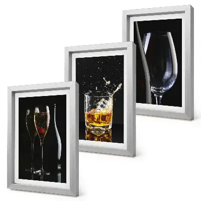 Juego de 3 cuadros decorativos con diseño de copas de vino y whisky sobre fondo negro
