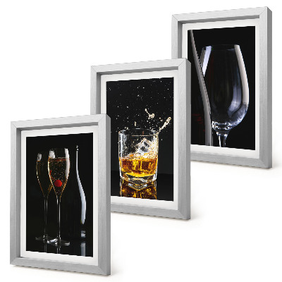 Juego de 3 cuadros decorativos Copas de vino y whisky sobre un fondo negro.