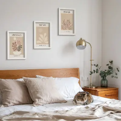 Tríptico enmarcado con motivos vegetales en tonos beige y marrón