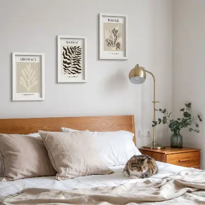 Tríptico enmarcado con diseños vegetales en tonos beige y marrón