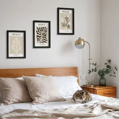 Tríptico enmarcado con diseños vegetales en tonos beige y marrón