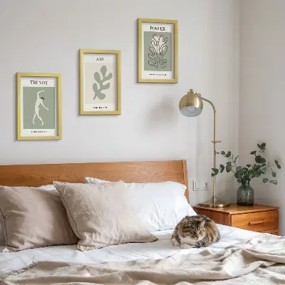 Juego de 3 cuadros decorativos con figuras abstractas y motivos vegetales en colores apagados