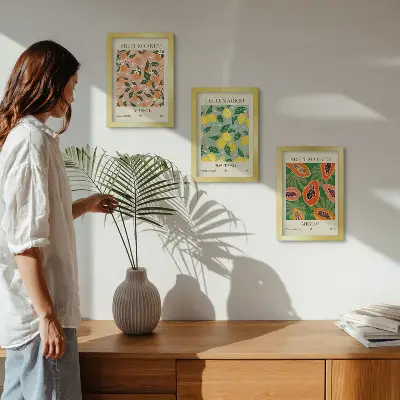 Tríptico de frutas cítricas y tropicales enmarcado con estilo retro