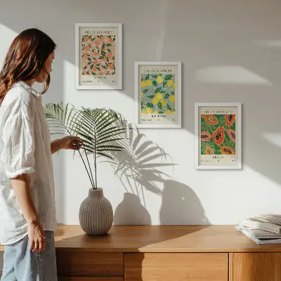 Tríptico de frutas cítricas y tropicales enmarcado con estilo retro