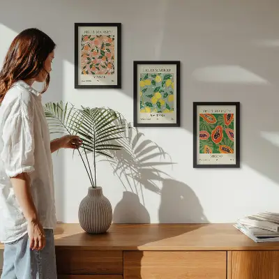 Tríptico de frutas cítricas y tropicales enmarcado con estilo retro
