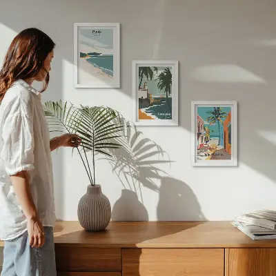 Tríptico de paisajes tropicales con playas y palmeras enmarcado