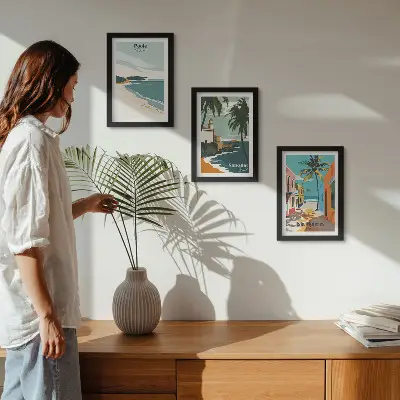 Tríptico de paisajes tropicales con playas y palmeras enmarcado