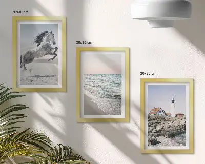 Tríptico enmarcado de caballos en movimiento en la playa con olas y faro