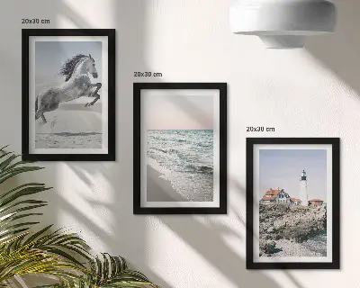 Tríptico enmarcado de caballos en movimiento en la playa con olas y faro