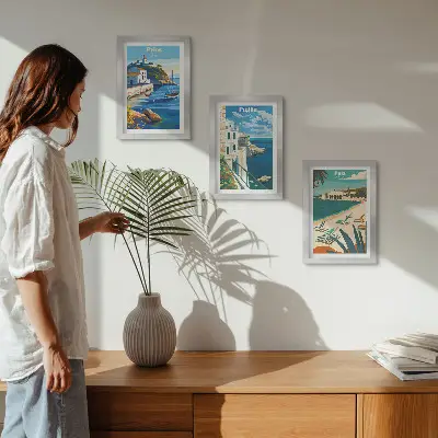 Tríptico de paisajes costeros pintorescos enmarcados con destinos turísticos