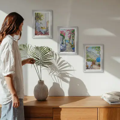Juego de 3 cuadros decorativos con diseño de calles encantadoras llenas de plantas y vistas al mar