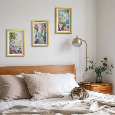 Juego de 3 cuadros decorativos con diseño de calles encantadoras llenas de plantas y vistas al mar