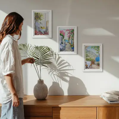 Juego de 3 cuadros decorativos con diseño de calles encantadoras llenas de plantas y vistas al mar