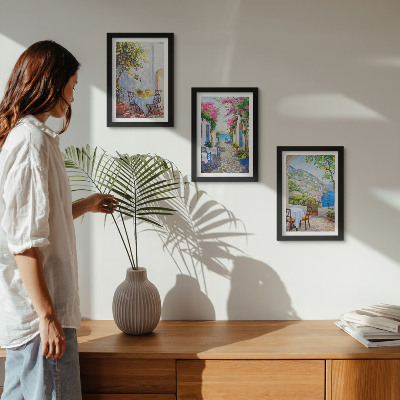 Juego de 3 cuadros decorativos Calles encantadoras con plantas en flor y vistas al mar.