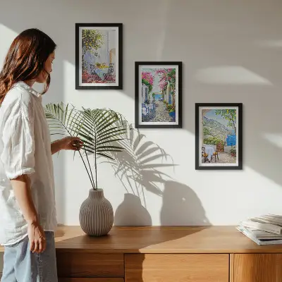 Juego de 3 cuadros decorativos con diseño de calles encantadoras llenas de plantas y vistas al mar