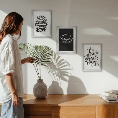 Tríptico enmarcado con frases inspiradoras sobre la familia y el hogar