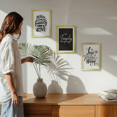 Tríptico enmarcado con frases inspiradoras sobre la familia y el hogar
