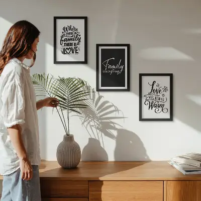 Tríptico enmarcado con frases inspiradoras sobre la familia y el hogar