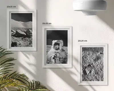 Tríptico enmarcado de fotos de la Luna con un astronauta y su huella