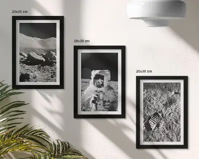 Tríptico enmarcado de fotos de la Luna con un astronauta y su huella