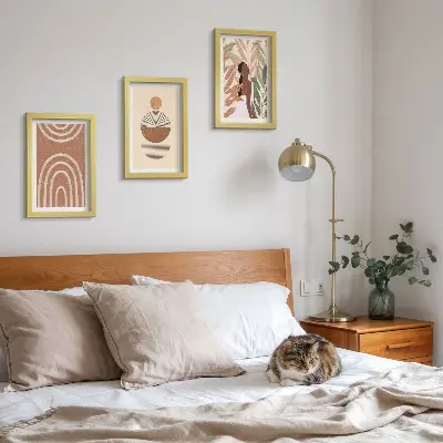 Tríptico enmarcado con diseños elegantes de motivos vegetales y formas geométricas