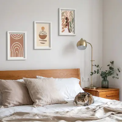 Tríptico enmarcado con diseños elegantes de motivos vegetales y formas geométricas