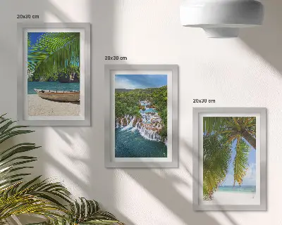 Tríptico enmarcado de playa con barco, cascadas y palmeras en el trópico