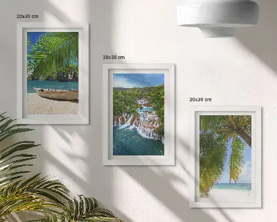 Tríptico enmarcado de playa con barco, cascadas y palmeras en el trópico