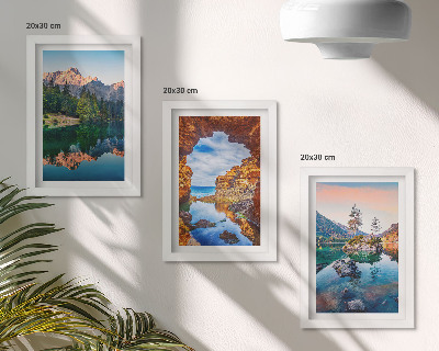 Juego de 3 cuadros decorativos Lagos de montaña con reflejos en el agua y las rocas.