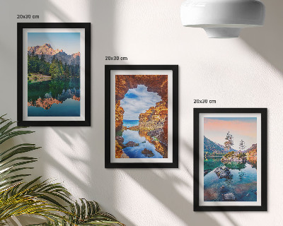 Juego de 3 cuadros decorativos Lagos de montaña con reflejos en el agua y las rocas.