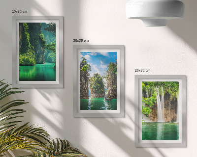 Tríptico enmarcado Paisajes verdes con cascadas y rocas.