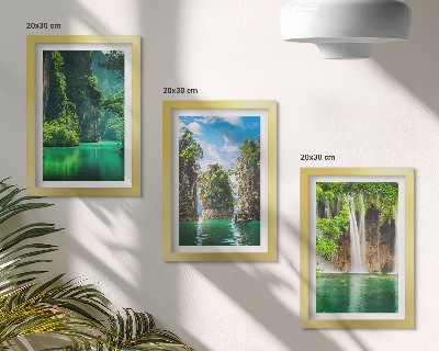 Tríptico enmarcado Paisajes verdes con cascadas y rocas.