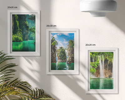 Tríptico enmarcado Paisajes verdes con cascadas y rocas.