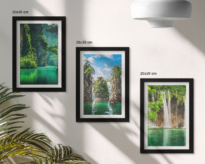 Tríptico enmarcado Paisajes verdes con cascadas y rocas.