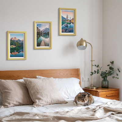 Juego de 3 cuadros decorativos Lagos de montaña con reflejos en el agua y el bosque.