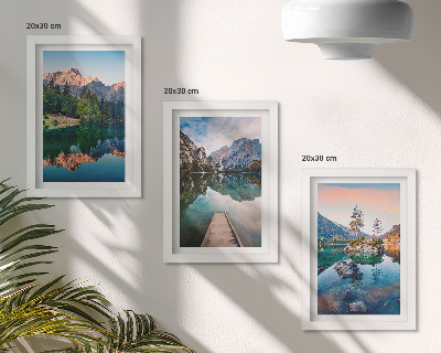 Juego de 3 cuadros decorativos Lagos de montaña con reflejos en el agua y el bosque.