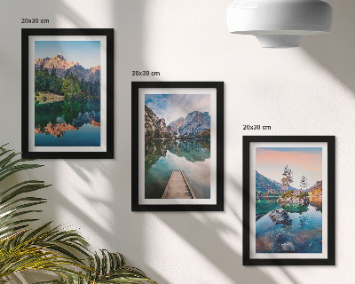 Juego de 3 cuadros decorativos Lagos de montaña con reflejos en el agua y el bosque.