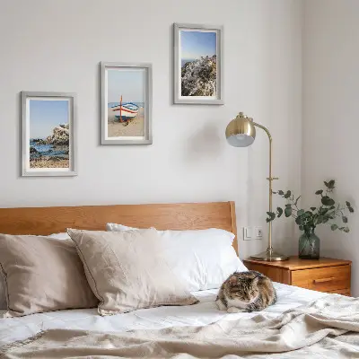 Juego de 3 cuadros decorativos con vistas costeras de barcos y casas blancas en Grecia