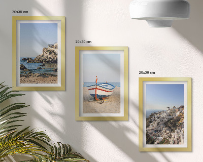 Juego de 3 cuadros decorativos Vistas costeras con barcos y casas blancas en Grecia.