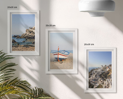 Juego de 3 cuadros decorativos Vistas costeras con barcos y casas blancas en Grecia.