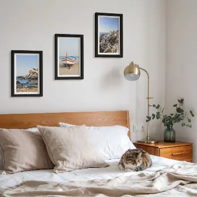 Juego de 3 cuadros decorativos con vistas costeras de barcos y casas blancas en Grecia