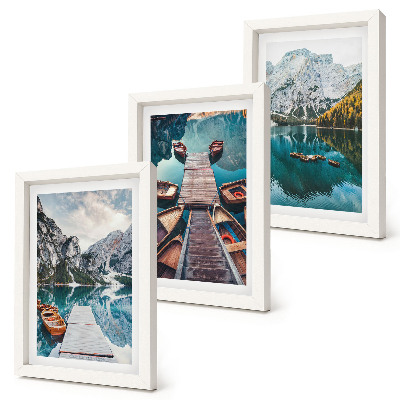 Juego de 3 cuadros decorativos Un lago con muelles de madera y montañas.