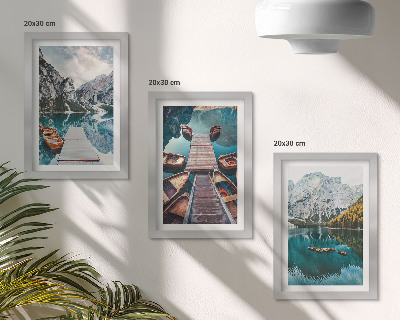 Juego de 3 cuadros decorativos Un lago con muelles de madera y montañas.