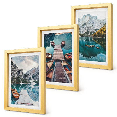 Juego de 3 cuadros decorativos Un lago con muelles de madera y montañas.
