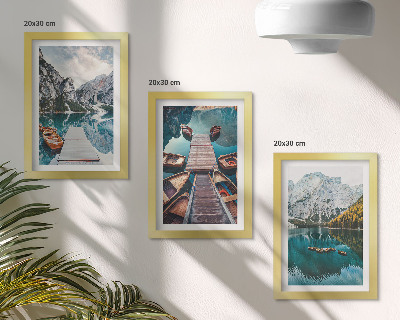 Juego de 3 cuadros decorativos Un lago con muelles de madera y montañas.