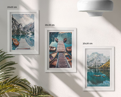 Juego de 3 cuadros decorativos Un lago con muelles de madera y montañas.